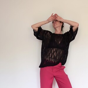 3/4-ärmad tröja i rent linne, lätt och elegant med transparenta detaljer som framhäver silhuetten, ett perfekt plagg för sommaren!
