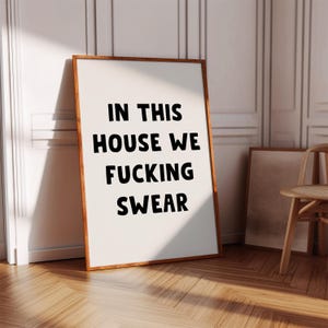 In This House Wir F*king Swear | Lustiges Zitat | Digital Art Malerei | A5 A4 A3 A2 | Küchen Poster | Wandbild | Posterkunst | Zuhause Poster