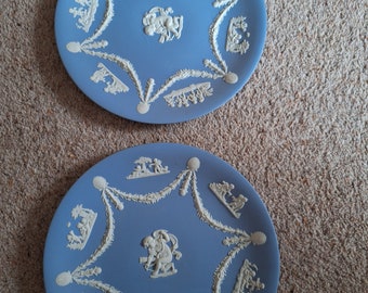 Paar Teller aus blauem Wedgwood-Jaspisware