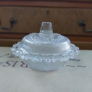 schöne Glasschale mit Deckel - Zucker