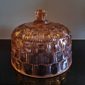 VENTE ! Beurrier cloche en verre pressé rose Garde-fromage en verre pressé vintage