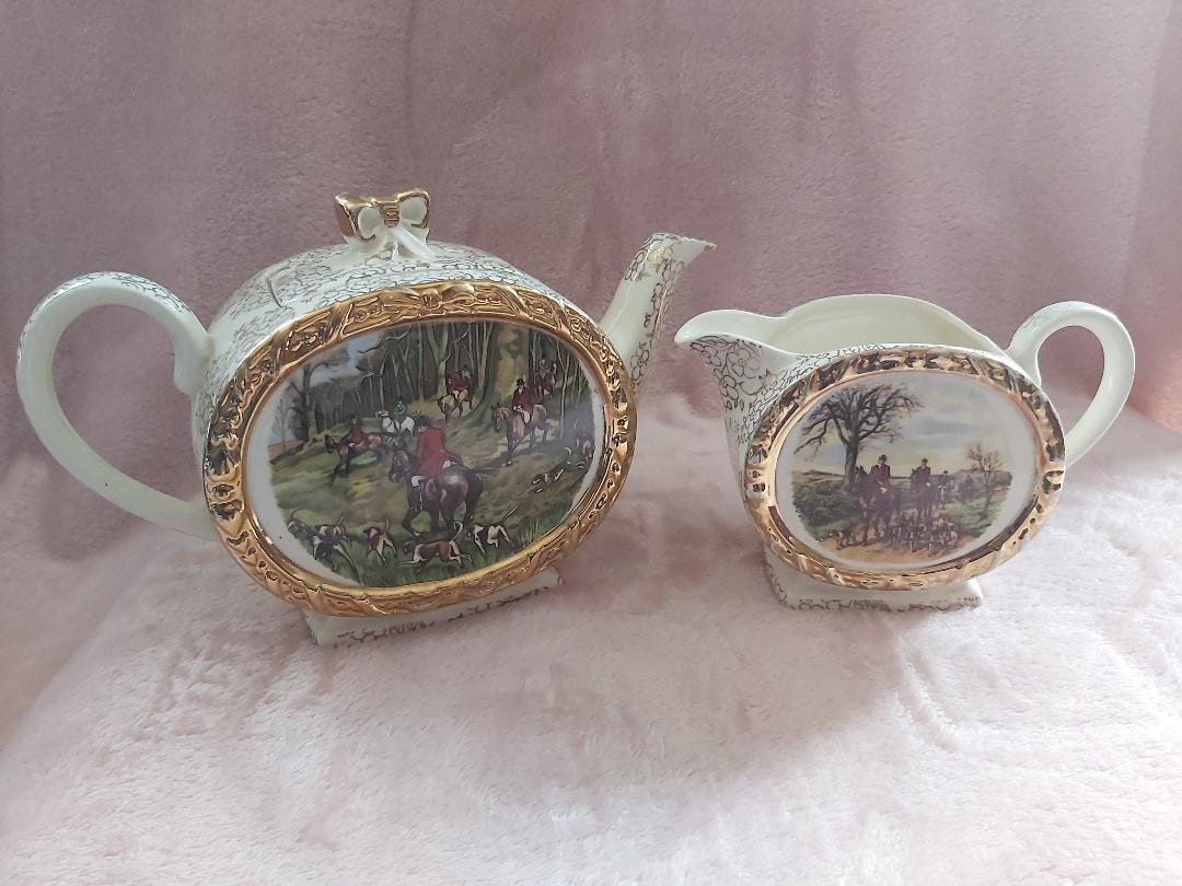 Sadler Teapot Set the Huntsman Horse Hounds Hunting Scene Barrel Shape