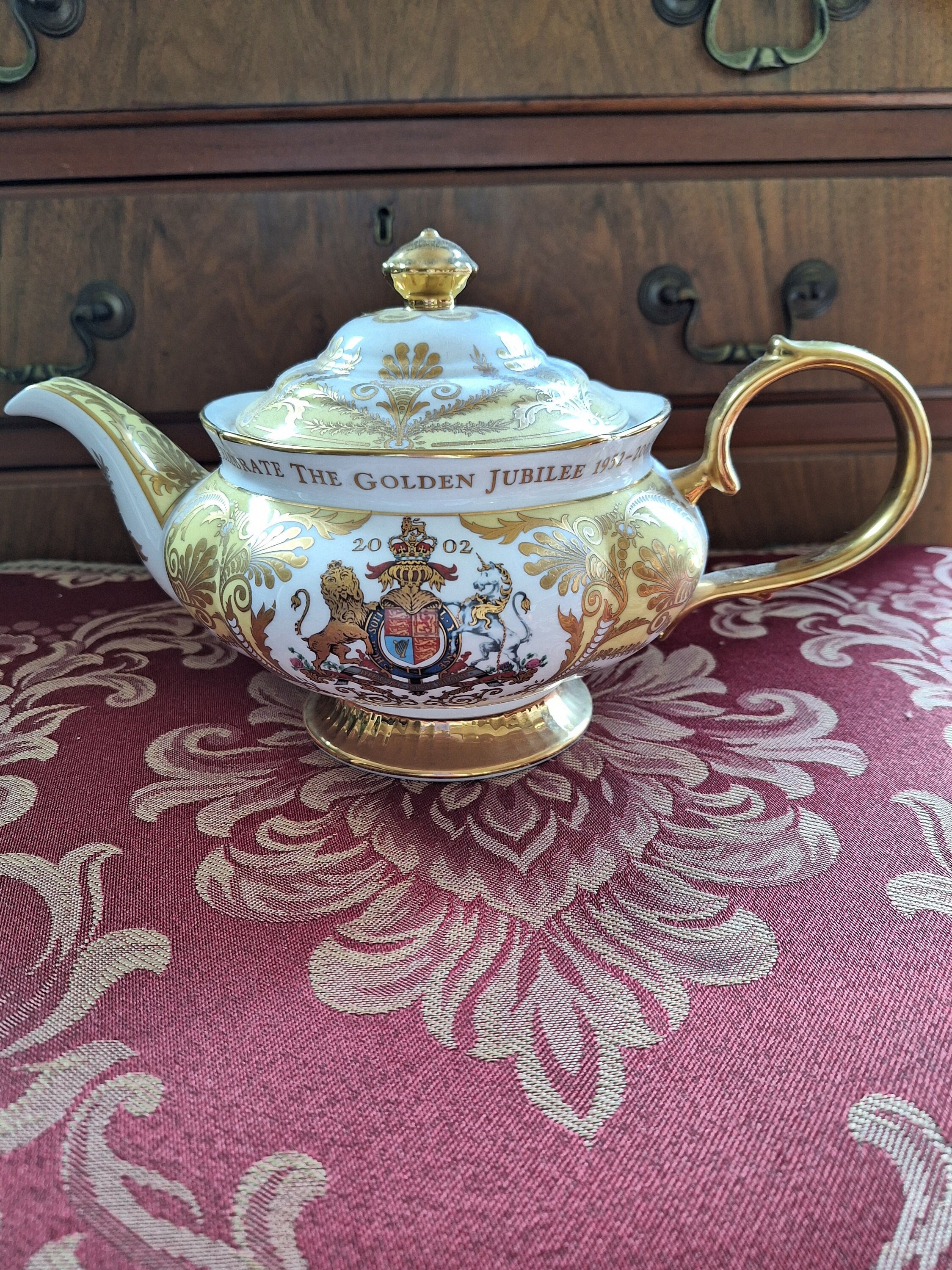Teabloom - Teabloom's Buckingham Palace Teapot Set is meant to inspire  hosts to hold the type of elegant parties that existed in Buckingham's  history. Guests can watch the flowering tea brew right