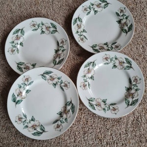 AKTION ! Hübsche Crown Bone China Teeteller x 4