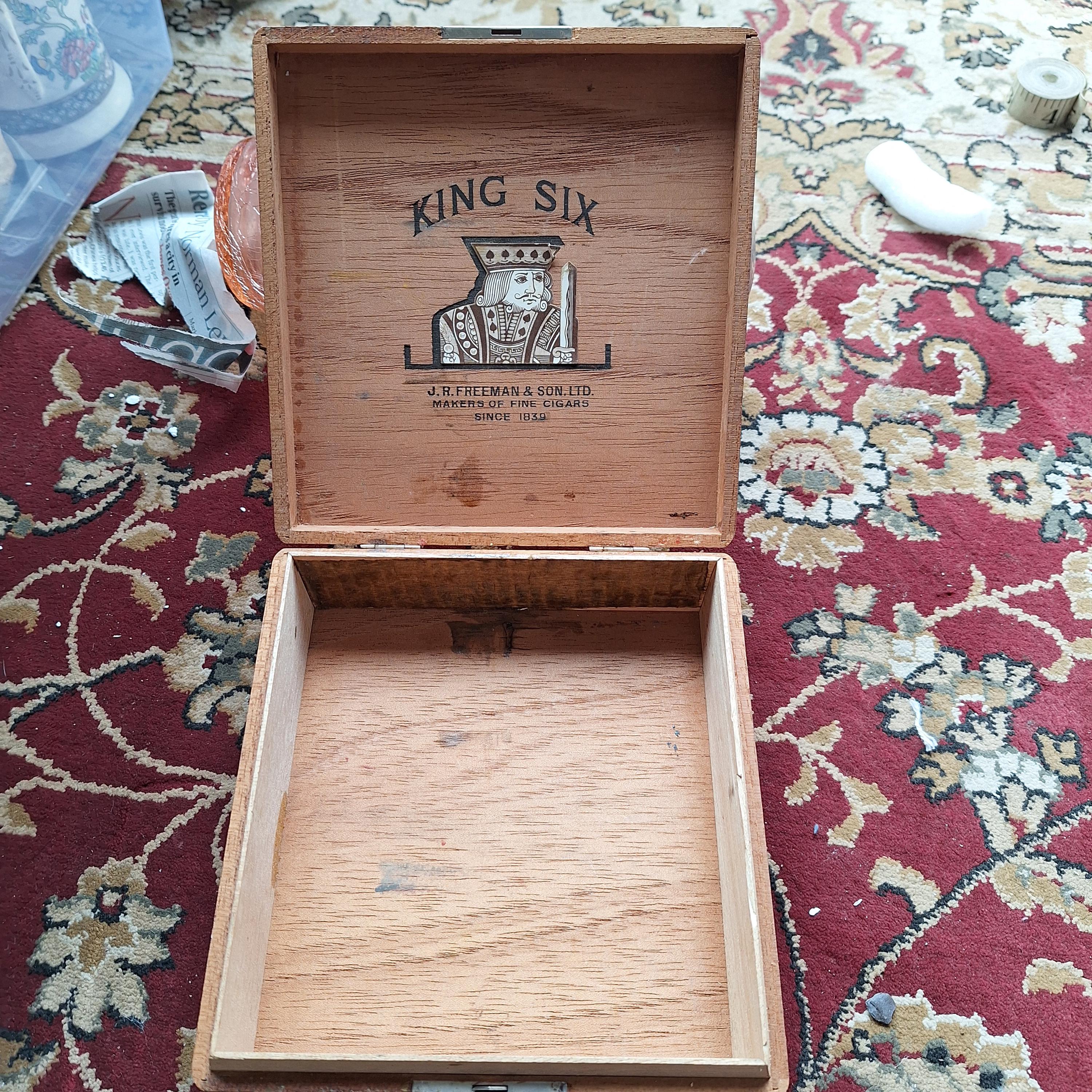 ヴィンテージ キング シックス 木製シガーボックス、6”x 6”x 2.75