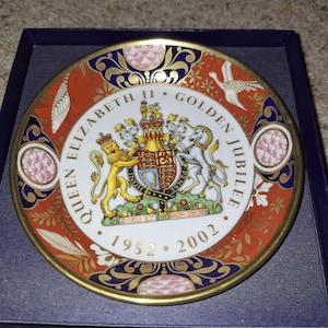 Queen Elizabeth II Golden Jubilee 1952-2002 - Royal Worcester - lion and unicorn