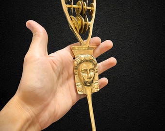 Antiguo sistro de Hathor, instrumento del templo egipcio, fabricado en Egipto