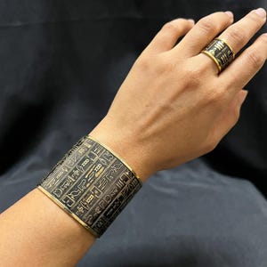 Conjunto de brazalete y anillo con poder jeroglífico de latón dorado, fabricado en Egipto.