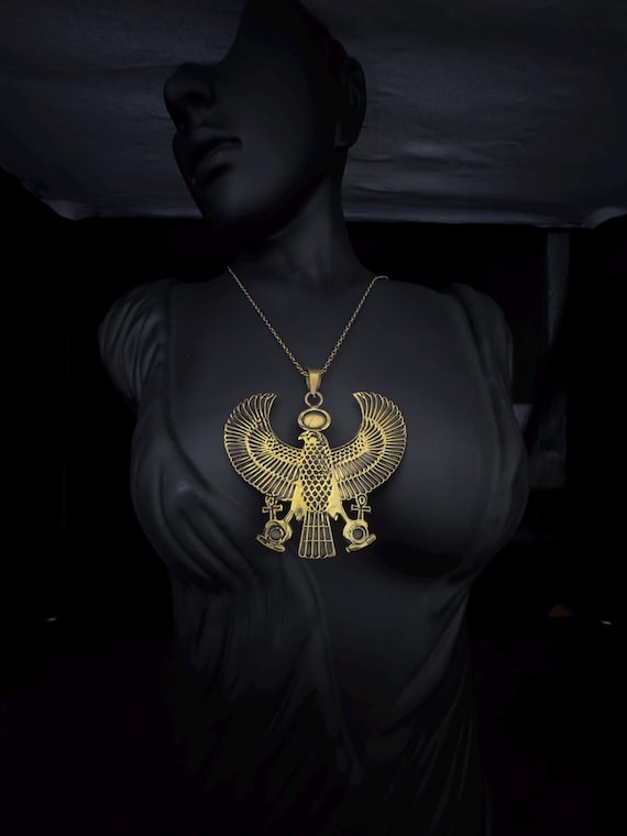 古代エジプトのホルス・ファルコンペンダントネックレス。真鍮ゴールド