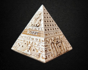 エジプト象形文字彫刻 ピラミッド型 エジプトで作られた象形文字の彫刻が施されたエジプトの黄金の