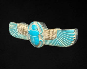 珍しいエジプトのスカラベのお守りの甲虫の重厚な石の彫刻。独特の色彩