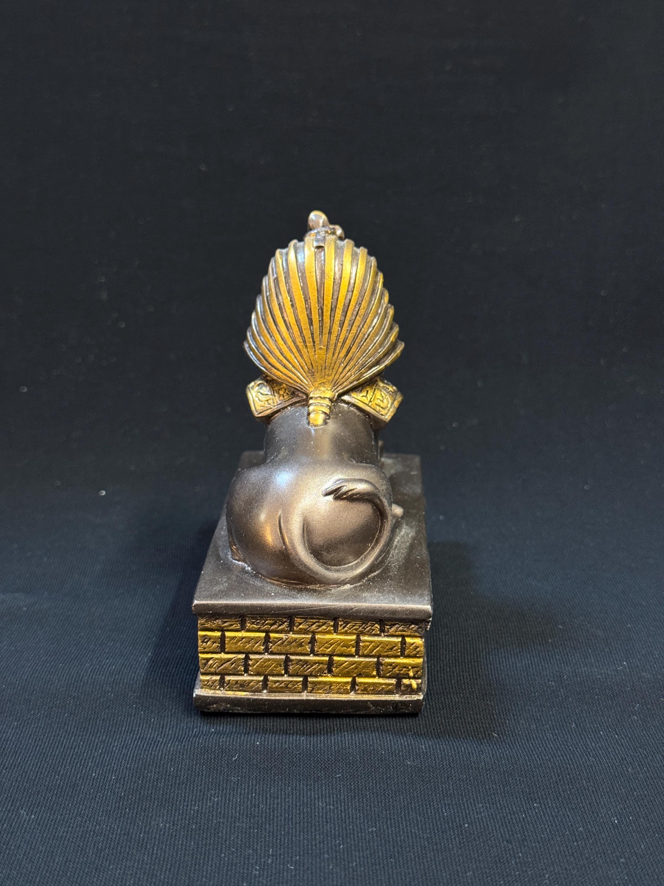 希少なエジプトのスフィンクスのレプリカ像。スフィンクス。ギザの重厚