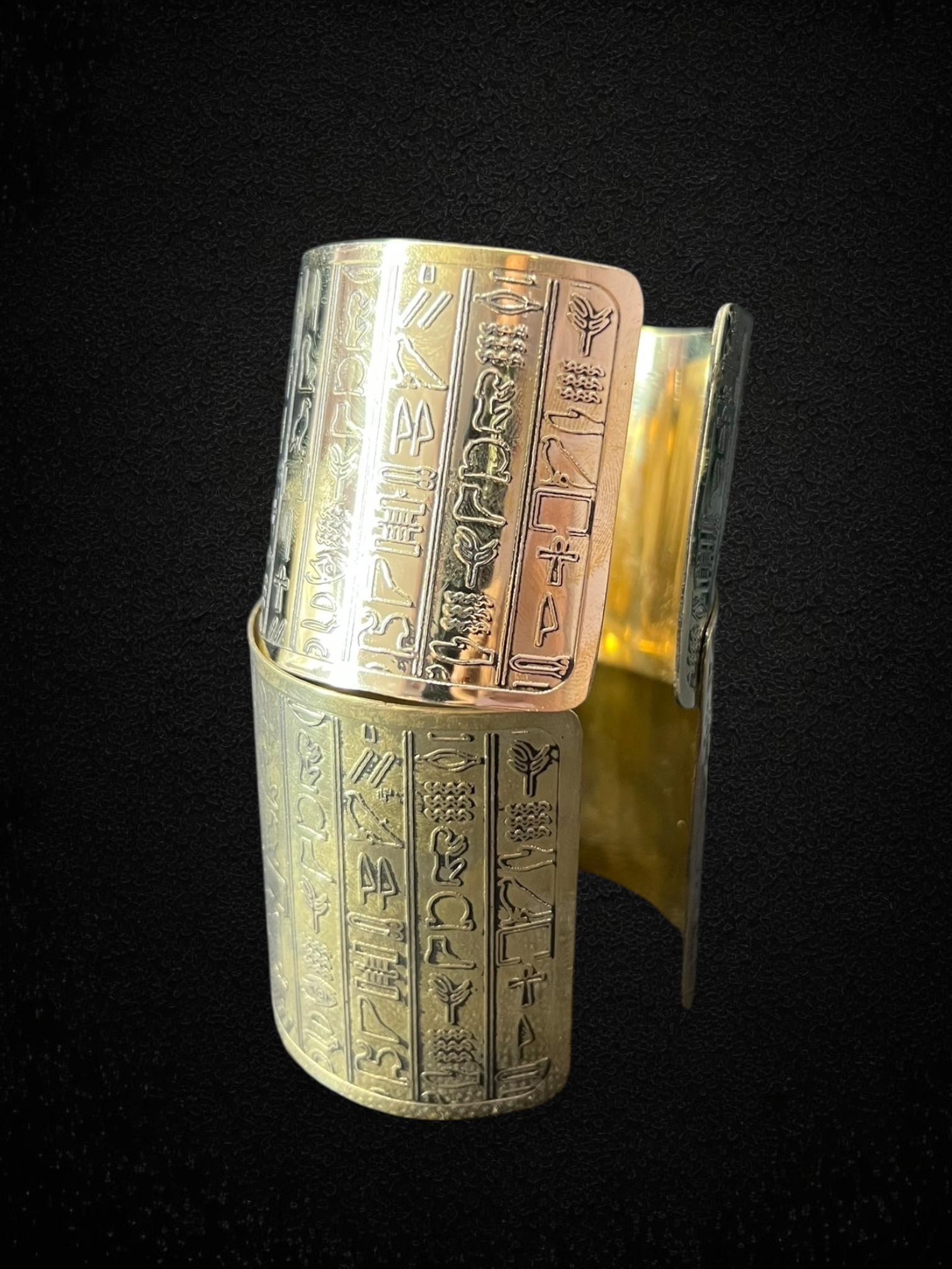 Bracelet Manchette Cléopâtre Métal Doré – Rouge, Noir, Jaune – Motif Égypte