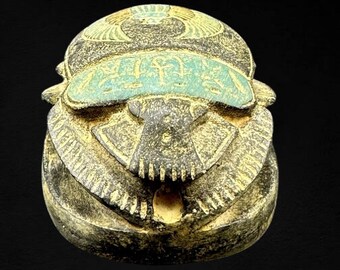 超古代エジプトのスカラベのお守りの甲虫の重厚な石の彫刻、独特の色彩