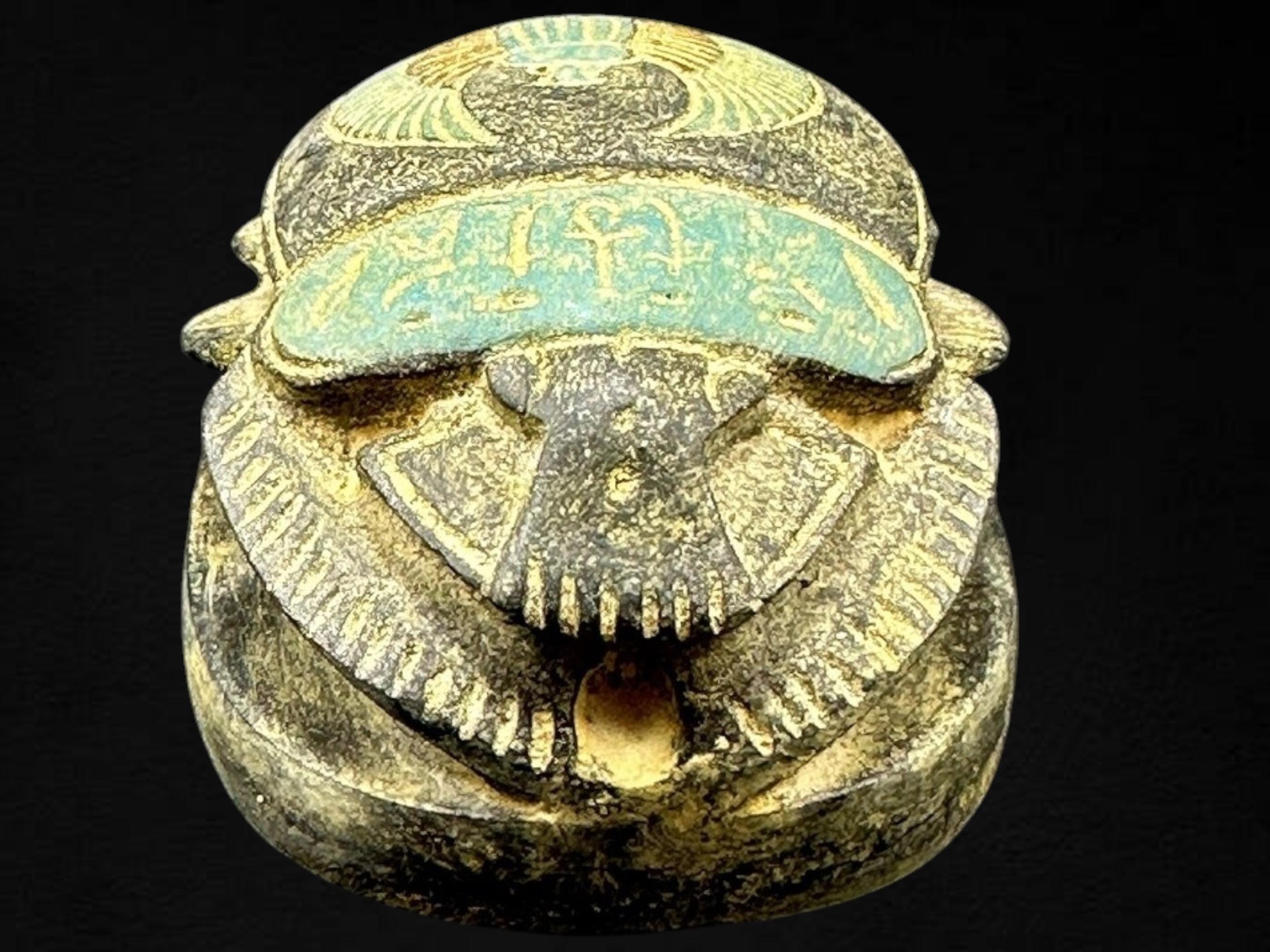 超古代エジプトのスカラベのお守りの甲虫の重厚な石の彫刻、独特の色彩