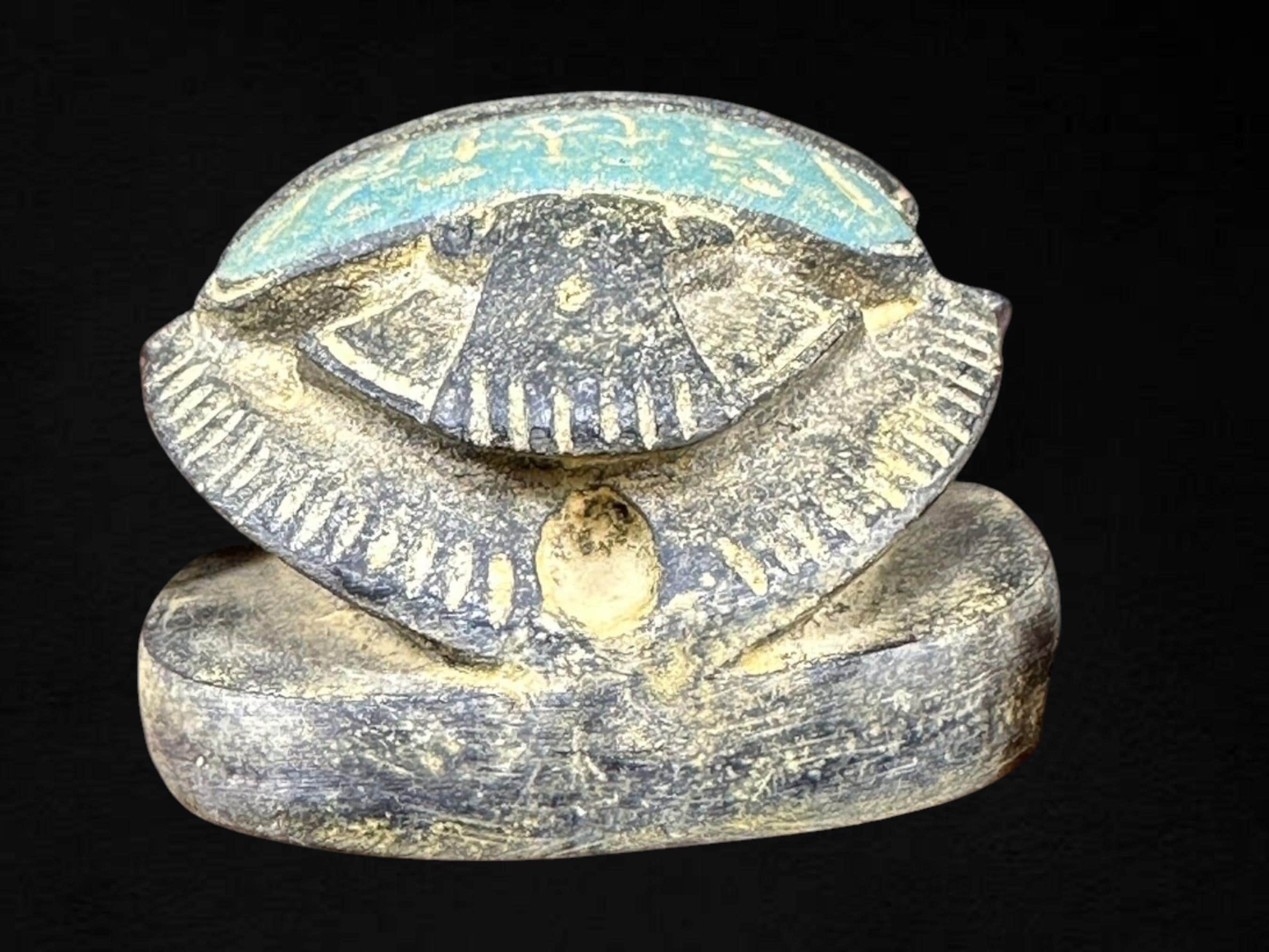 超古代エジプトのスカラベのお守りの甲虫の重厚な石の彫刻、独特の色彩