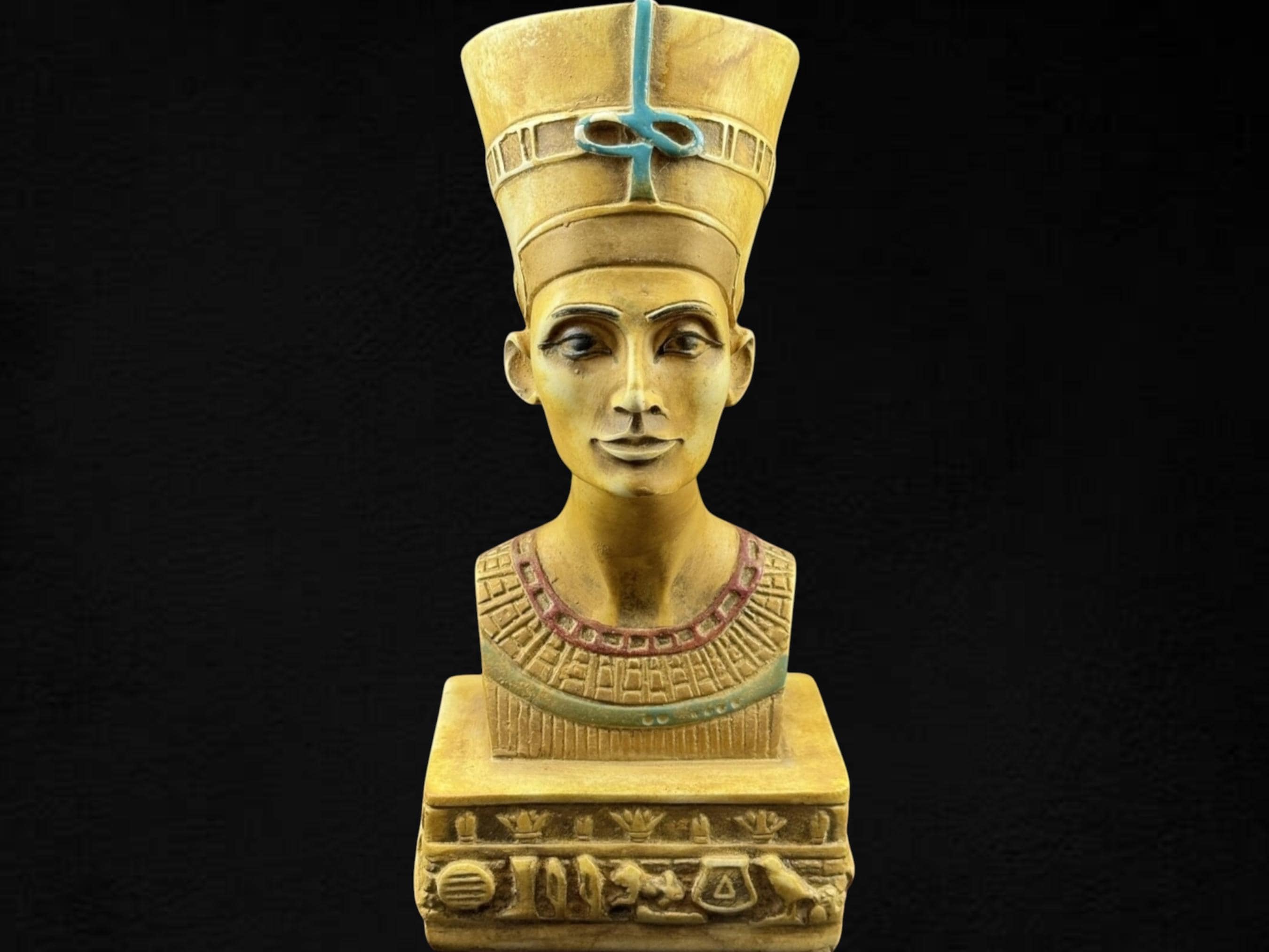 ネフェルティティ像：エジプト女王のコレクターズアイテム、エジプト製