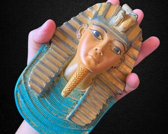 カラフルなツタンカーメン王の壁掛け胸像 – エジプトのファラオを