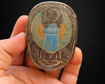 超古代エジプトのスカラベのお守りの甲虫の重厚な石の彫刻、独特の色彩