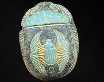 超古代エジプトのスカラベのお守りの甲虫の重厚な石の彫刻、独特の色彩