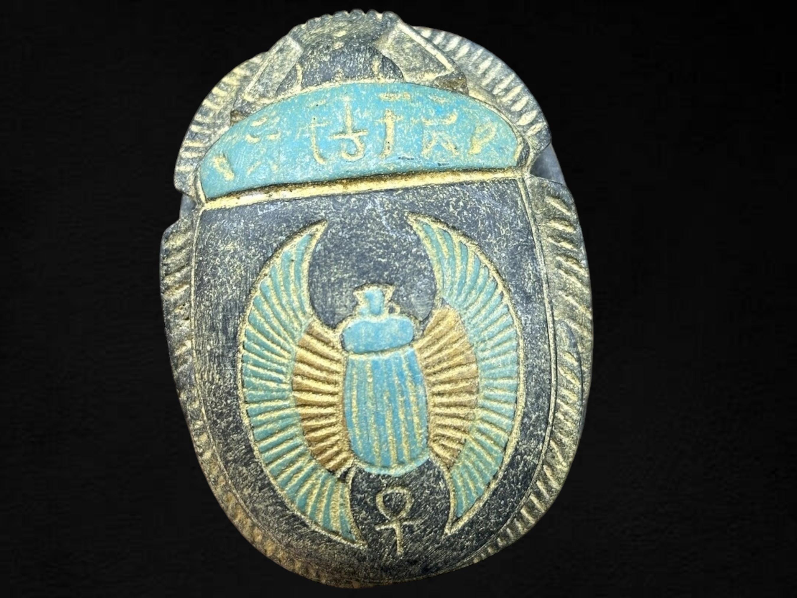超古代エジプトのスカラベのお守りの甲虫の重厚な石の彫刻、独特の色彩