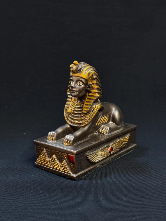 希少なエジプトのスフィンクスのレプリカ像。スフィンクス。ギザの重厚