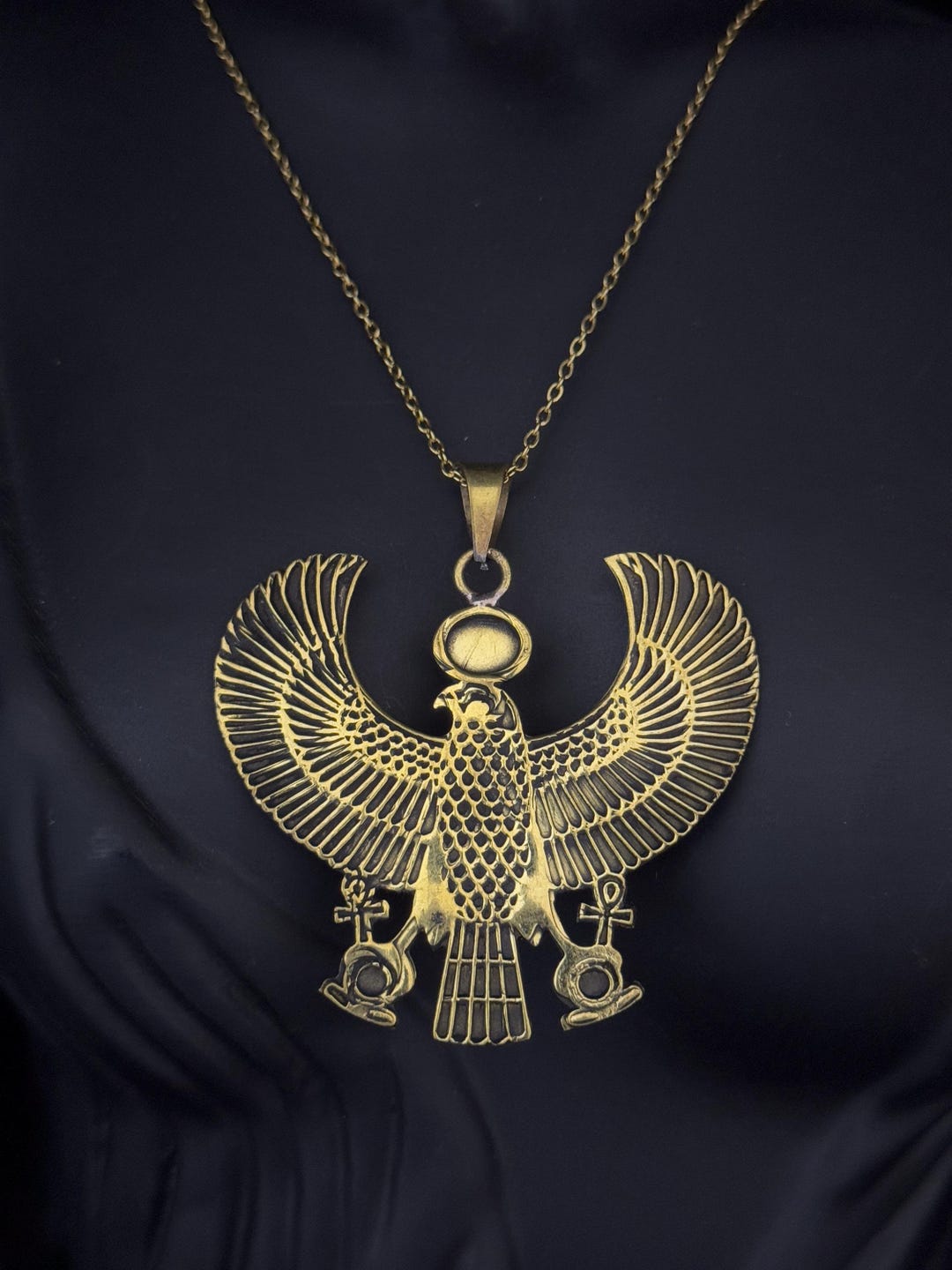 古代エジプトのホルス・ファルコンペンダントネックレス。真鍮ゴールド