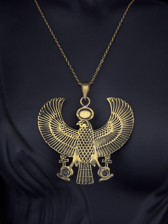 古代エジプトのホルス・ファルコンペンダントネックレス。真鍮ゴールド