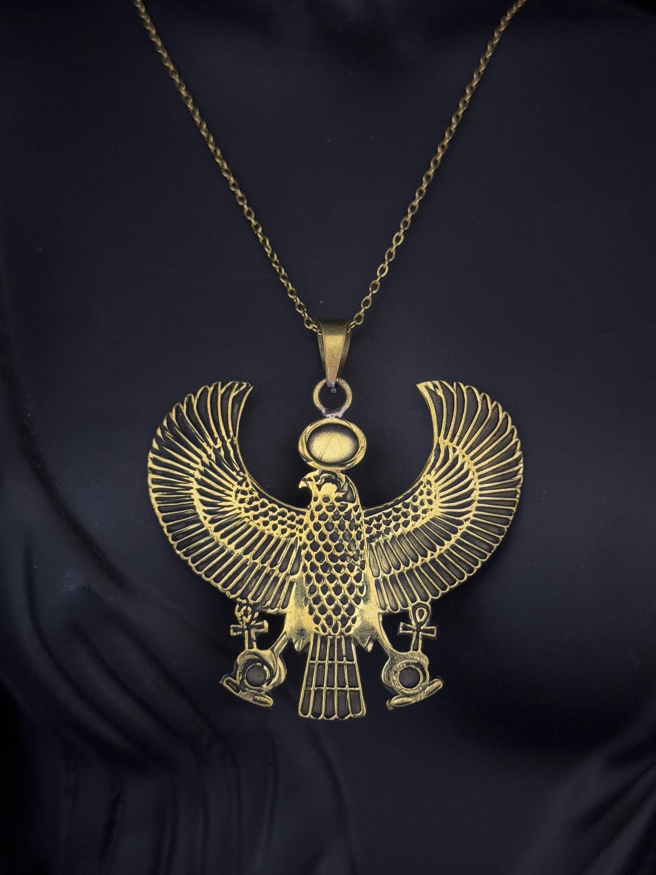 古代エジプトのホルス・ファルコンペンダントネックレス。真鍮ゴールド