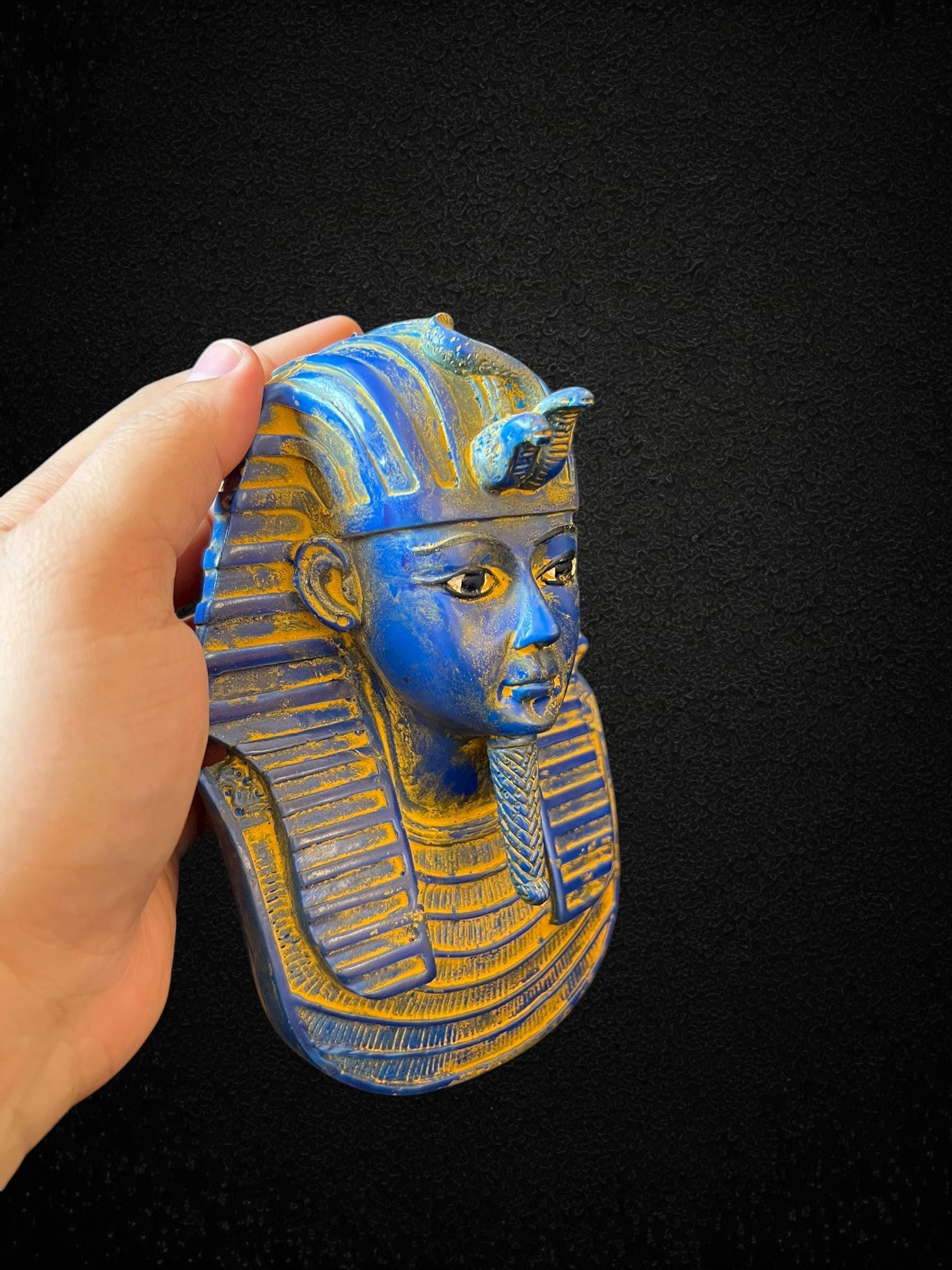 エジプトのツタンカーメン王の壁掛け - 青と金のファラオの胸像、古代