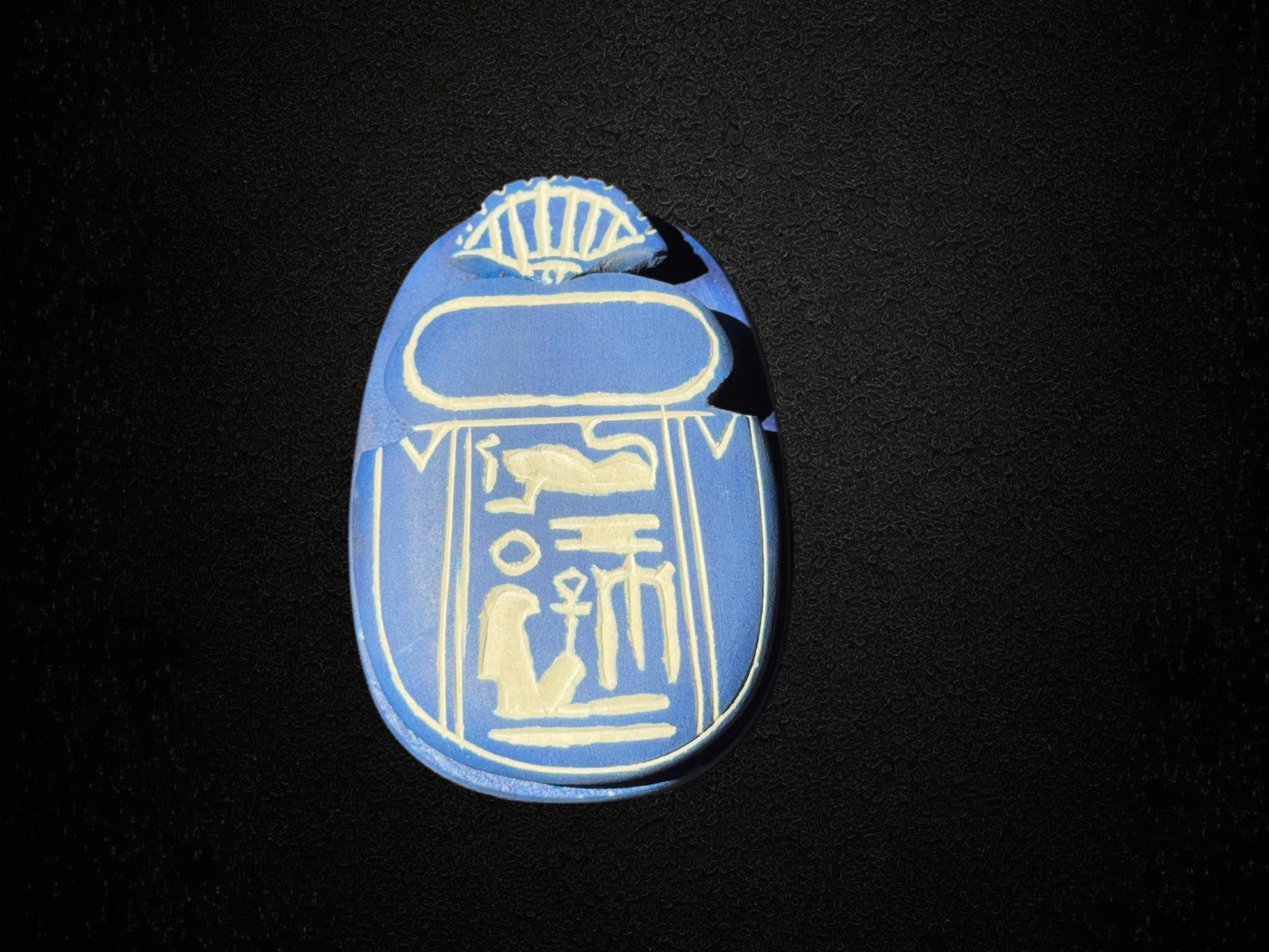 手彫りの青いスカラベの置物：エジプトの象形文字の石の遺物 - Etsy 日本