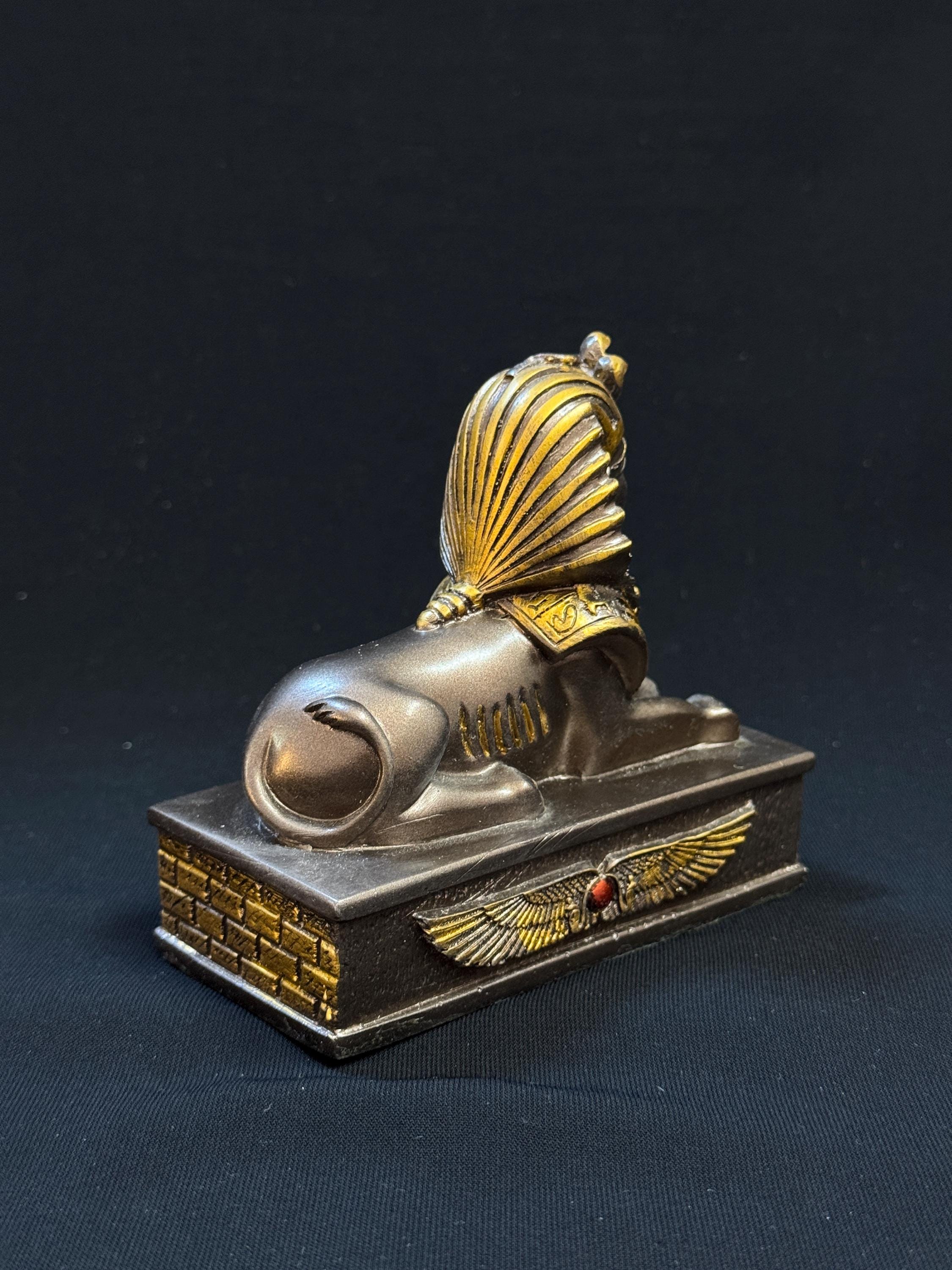 希少なエジプトのスフィンクスのレプリカ像。スフィンクス。ギザの重厚