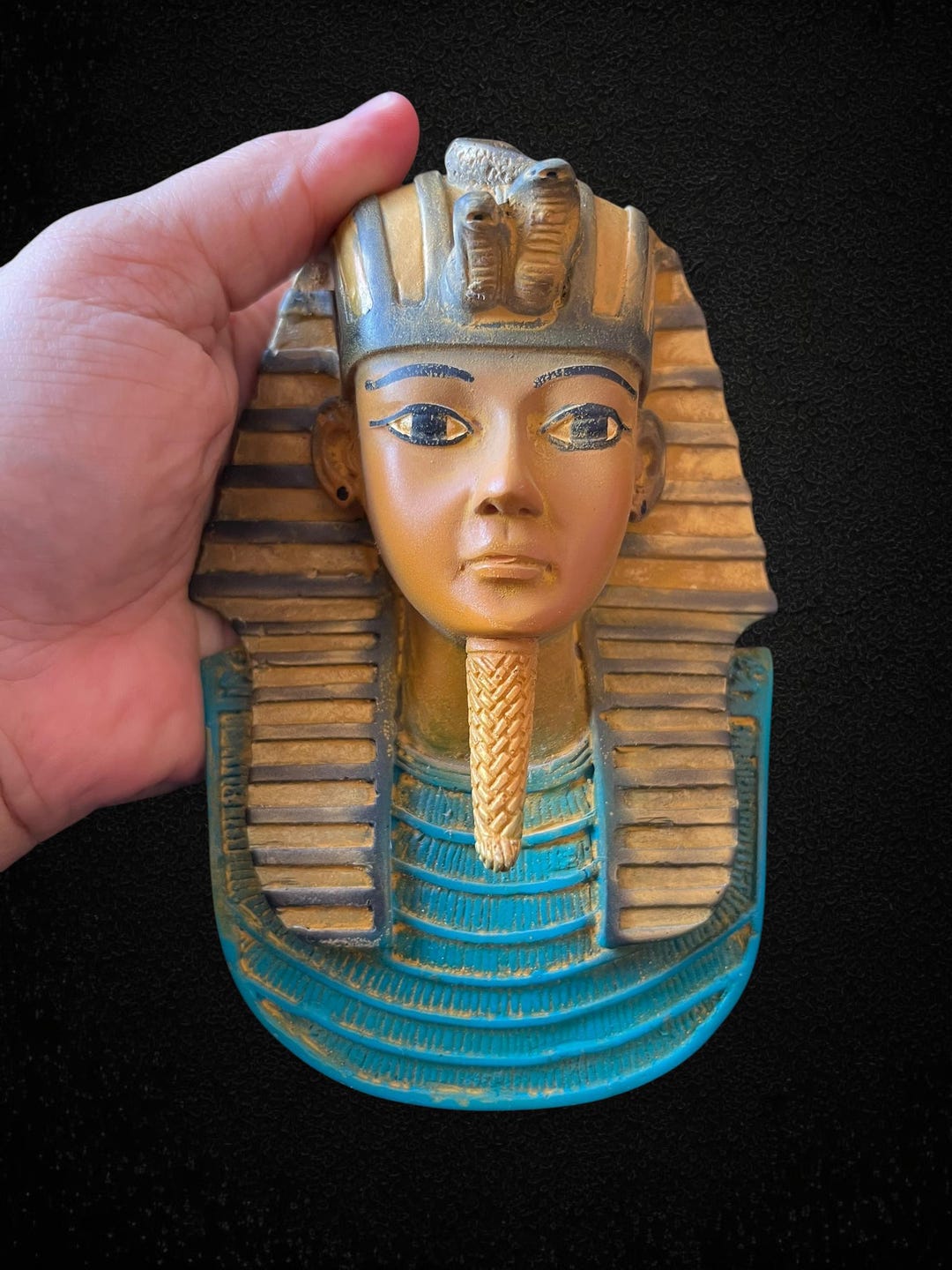 カラフルなツタンカーメン王の壁掛け胸像 – エジプトのファラオを