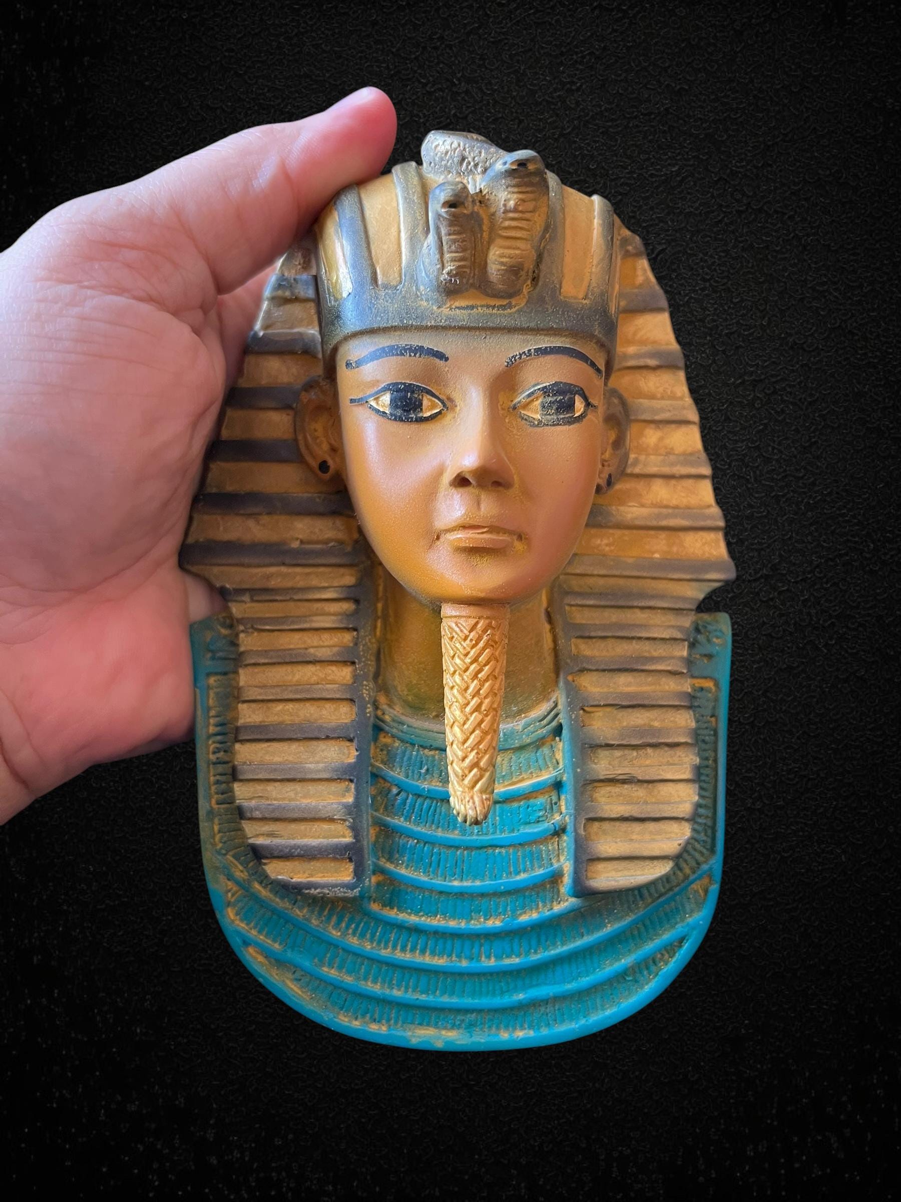 カラフルなツタンカーメン王の壁掛け胸像 – エジプトのファラオを