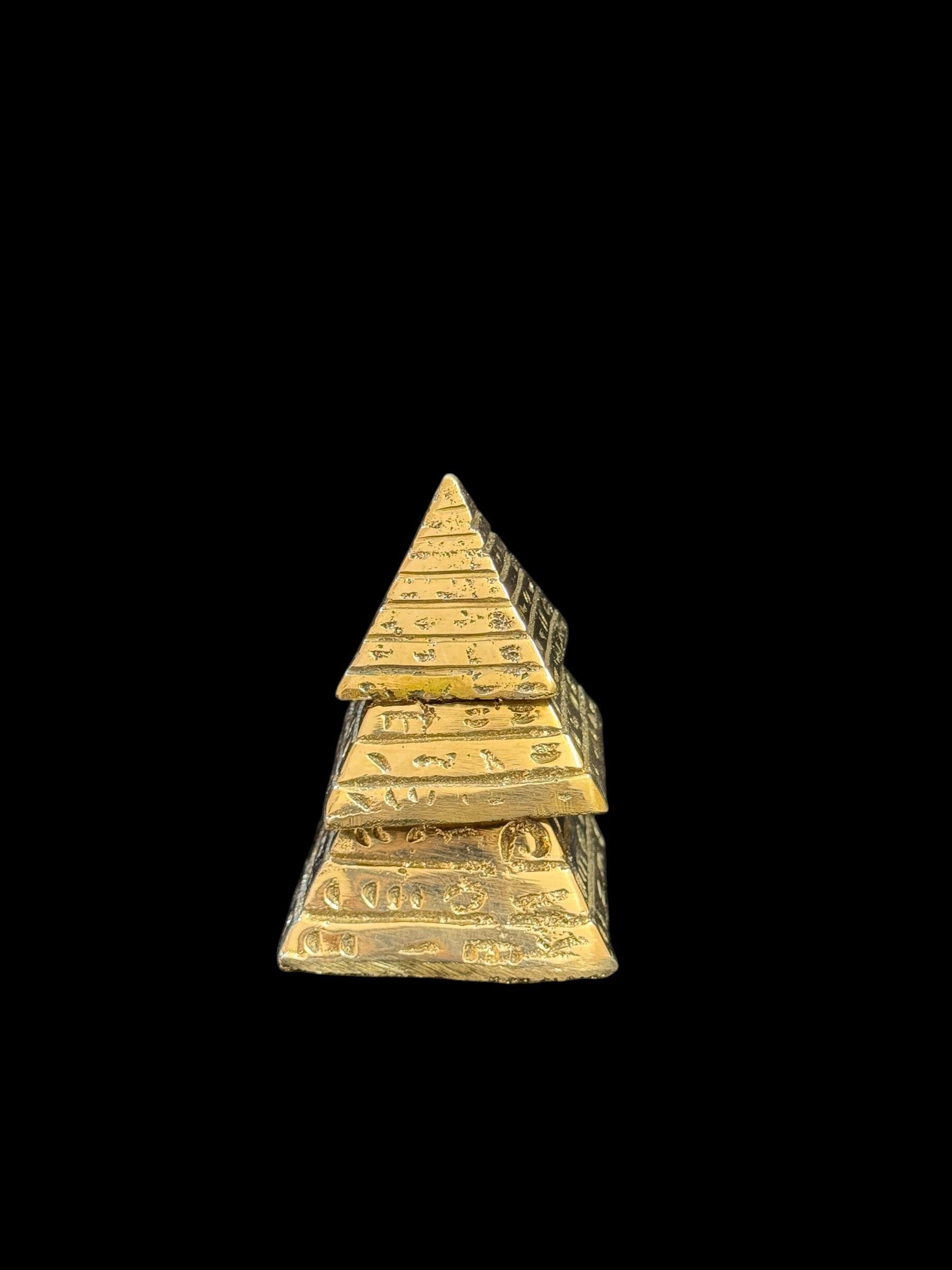 真鍮製エジプトピラミッド3個セット。手作りの古代エジプト装飾