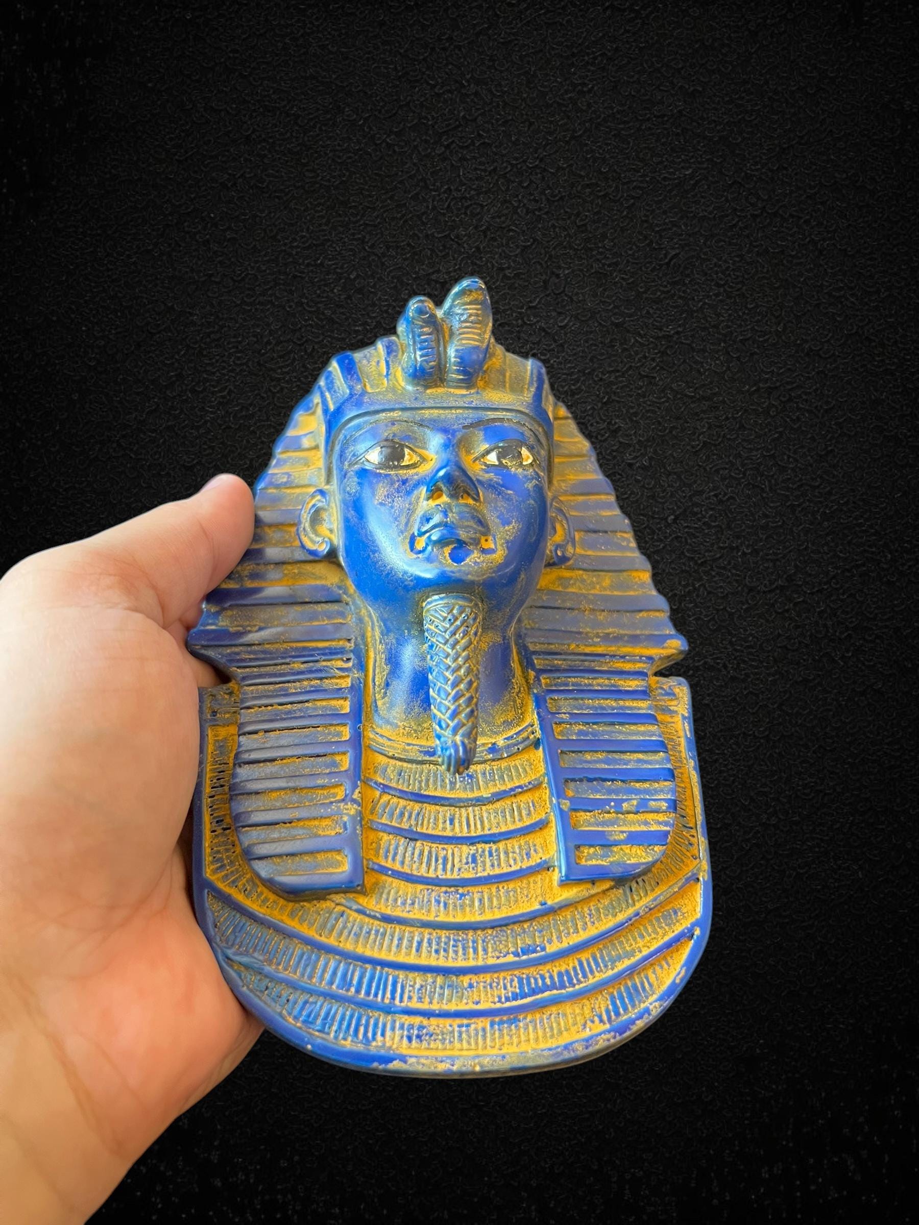 エジプトのツタンカーメン王の壁掛け - 青と金のファラオの胸像、古代