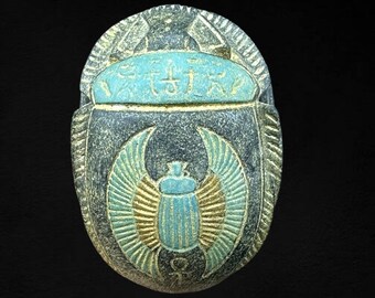 超古代エジプトのスカラベのお守りの甲虫の重厚な石の彫刻、独特の色彩