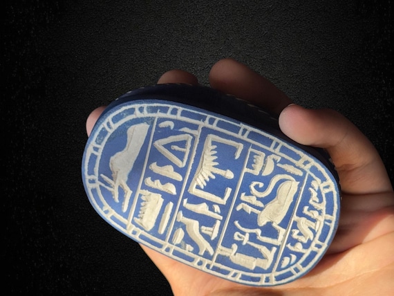 手彫りの青いスカラベの置物：エジプトの象形文字の石の遺物 - Etsy 日本