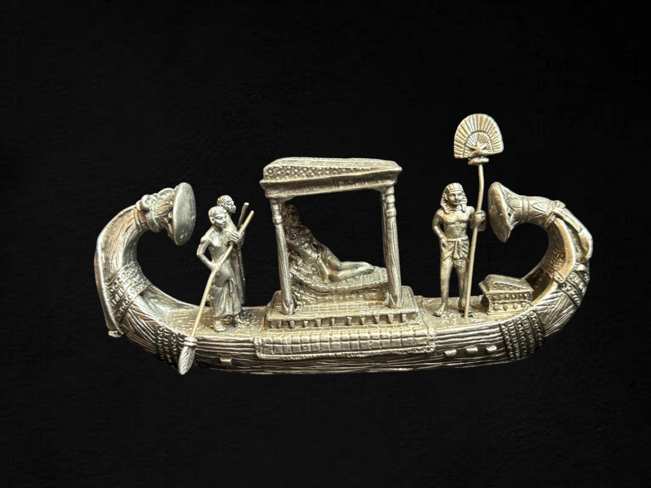 エジプトの女王クレオパトラ船：古代の金属製ソーラーボートの装飾