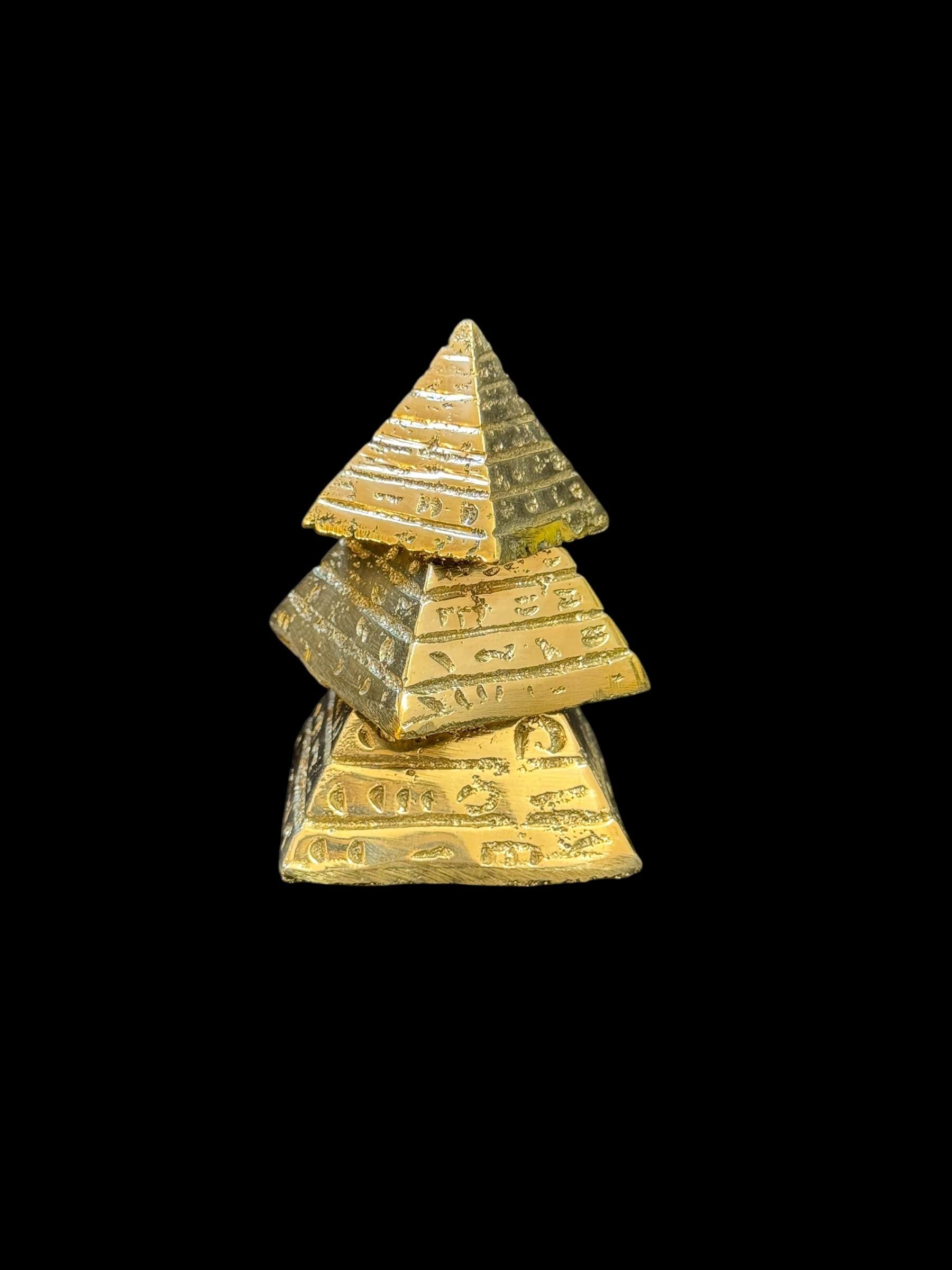 真鍮製エジプトピラミッド3個セット。手作りの古代エジプト装飾