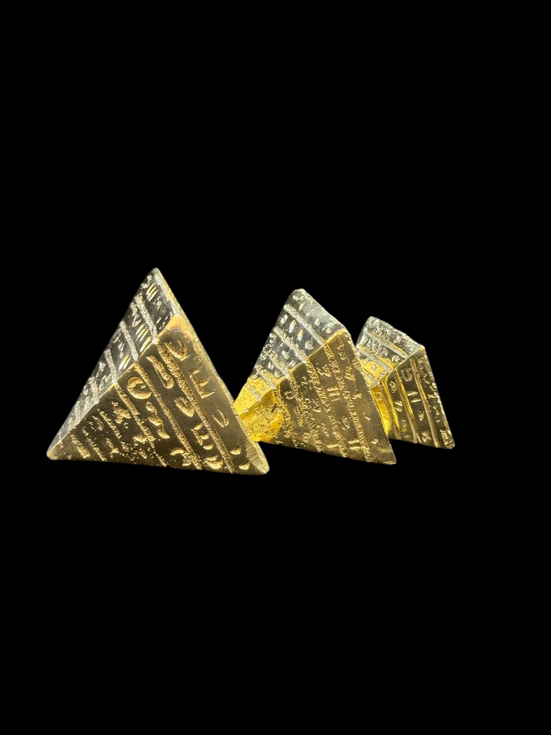 真鍮製エジプトピラミッド3個セット。手作りの古代エジプト装飾