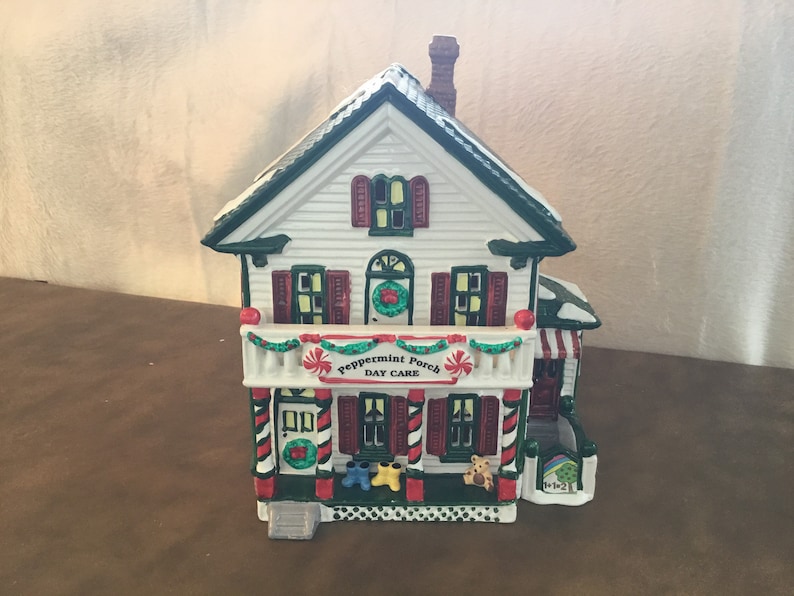 Department 56 Snow Village - Blue Ribbon Treats - Villaggio Natalizio In Ceramica - 2