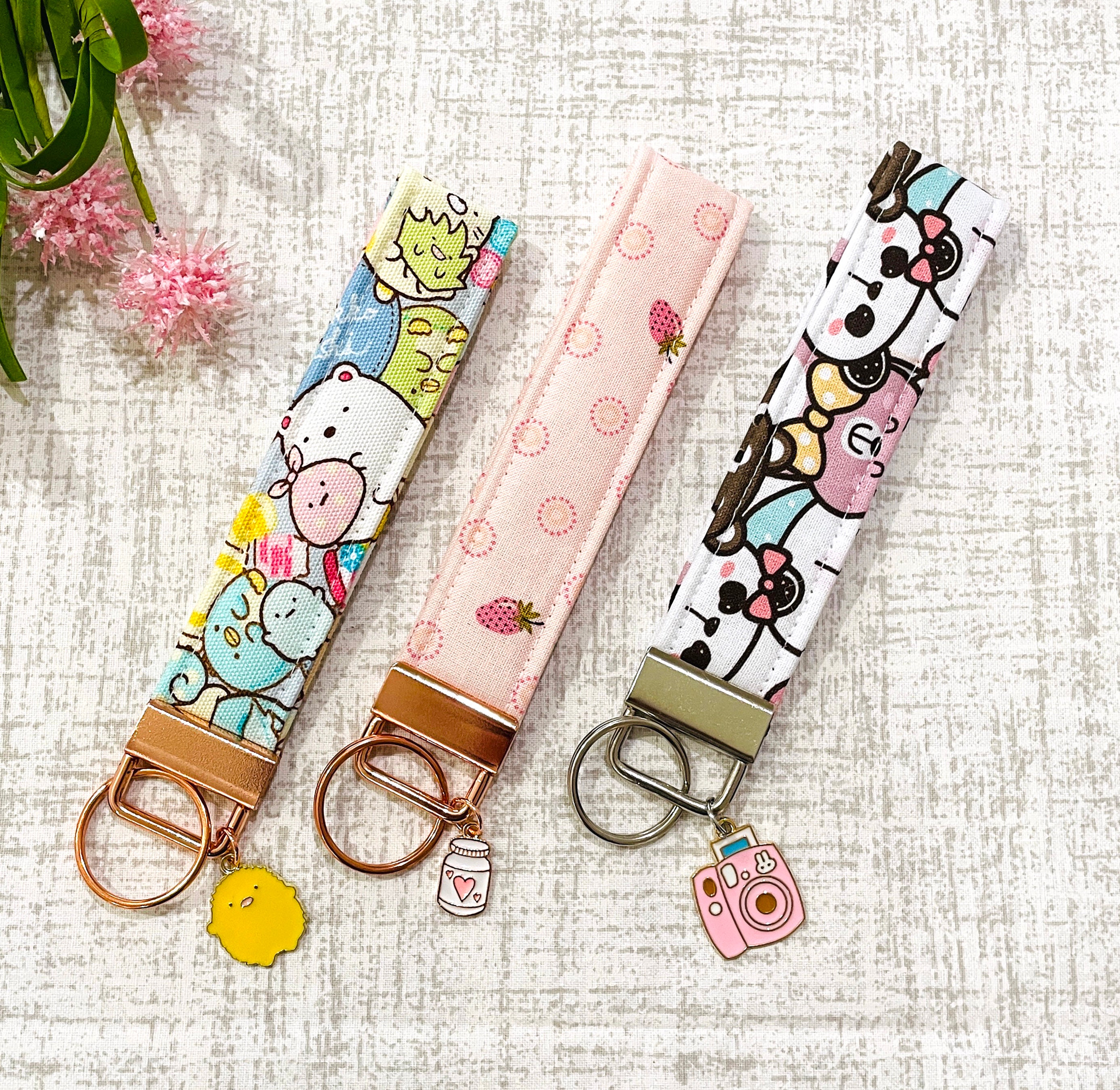 Llaveros de tela, pulsera de llavero, llaveros, llaveros kawaii con  encanto, estampado de vaca rosa, huevo frito, ositos de goma, botellas de  leche -  España