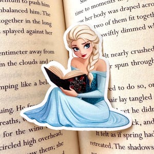 Elsa Reading From Blood and Ash Sticker, Kindle Sticker, Jennifer Armentrout, Frozen