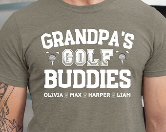 Può includere: Una t-shirt color oliva melange con il testo "Grandpa's Golf Buddies" in bianco. Il testo è circondato da palline da golf e i nomi Olivia, Max, Harper e Liam sono elencati sotto.