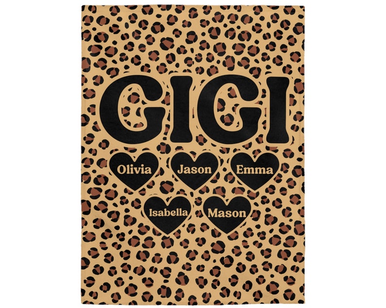 K&ouml;nnte beinhalten: Eine braune und schwarze Leopardenfell-Decke mit dem Wort "GIGI" in gro&szlig;en schwarzen Buchstaben. Unter dem Wort befinden sich f&uuml;nf Herzen mit den Namen "Olivia", "Jason", "Emma", "Isabella" und "Mason" darin.