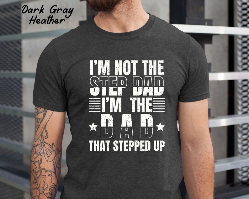 Puede incluir: Camiseta de color gris oscuro jaspeado con texto blanco que dice "No soy el padrastro, soy el padre que dio un paso adelante".