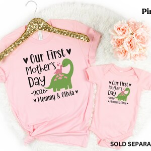 Camiseta personalizada para el primer día de la madre, camiseta de dinosaurio a juego para mamá y yo, regalo para el primer día de la madre para mamá primer día de la madre y bebé imagen 3