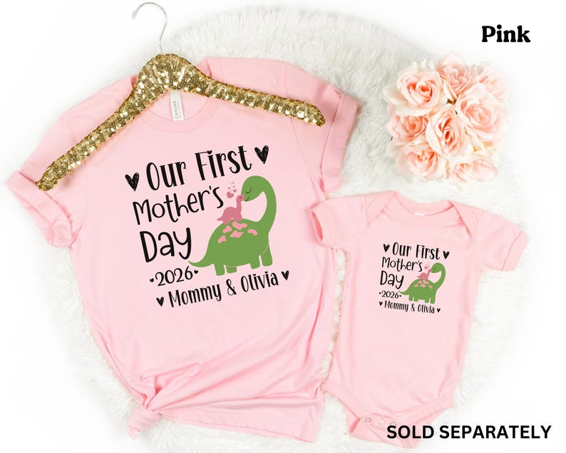 Camiseta personalizada para el primer día de la madre, camiseta de dinosaurio a juego para mamá y yo, regalo para el primer día de la madre para mamá primer día de la madre y bebé imagen 3