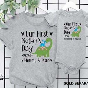 Camiseta personalizada para el primer día de la madre, camiseta de dinosaurio a juego para mamá y yo, regalo para el primer día de la madre para mamá primer día de la madre y bebé imagen 7